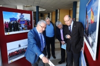 Las autoridades durante el recorrido por la exposición inaugurada hoy