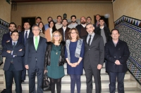 Foto de familia de los organizadores del máster y el alumnado, acompañados de Julieta Mérida.