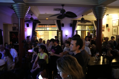 El público en el Café Málaga disfruta de una sesión de charlas divulgativas