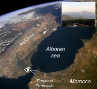 Vista satélite del Estrecho de Gibraltar en el encuadre geográfico del sur de Iberia y el norte de Marruecos. Archivos de la NASA. (1) en el ángulo superior derecho, detalle de la costa africana (Jebel Musa) del territorio andaluz (Tarifa) (2020, RMMS| Fotografía extraída del artículo de investigación