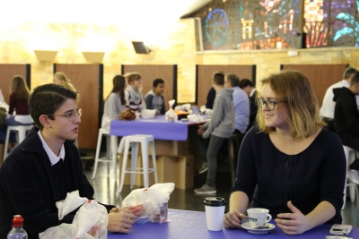 La investigadora Cristina Huertas conversando con un alumno durante el Café con Ciencia 2018